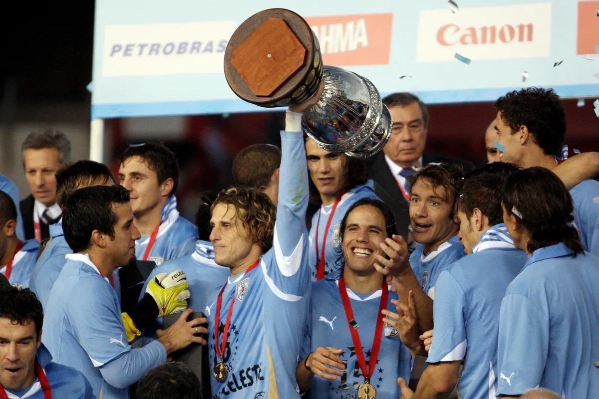 Joie Uruguay / Diego FORLAN et le Trophee