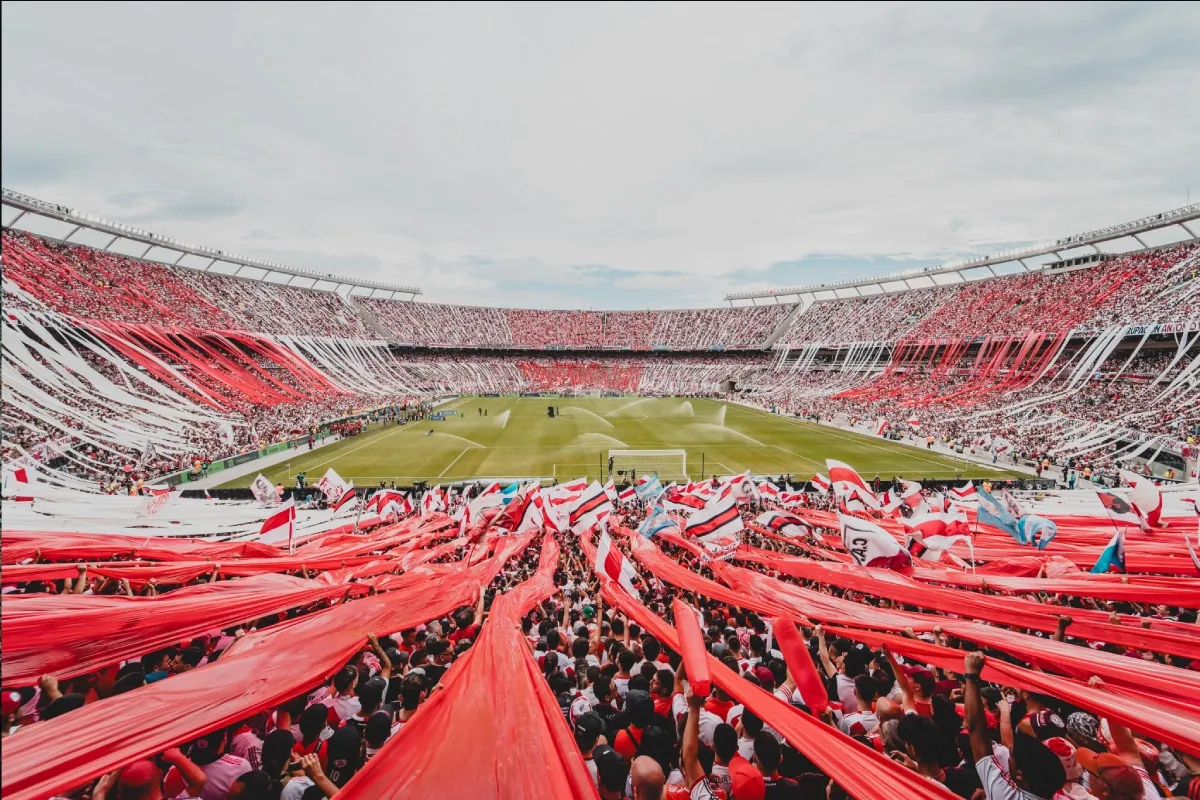 Los hinchas de River poniéndolo color al Monumental