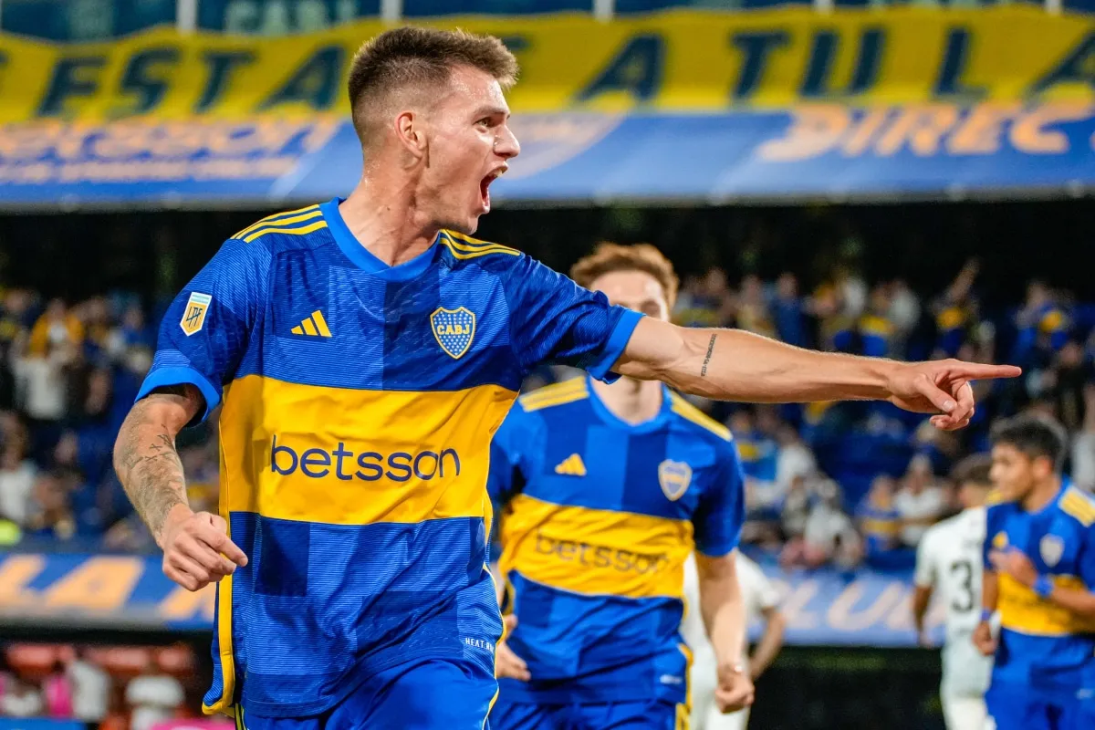 Kevin Zenón festejando un gol con la camiseta de Boca