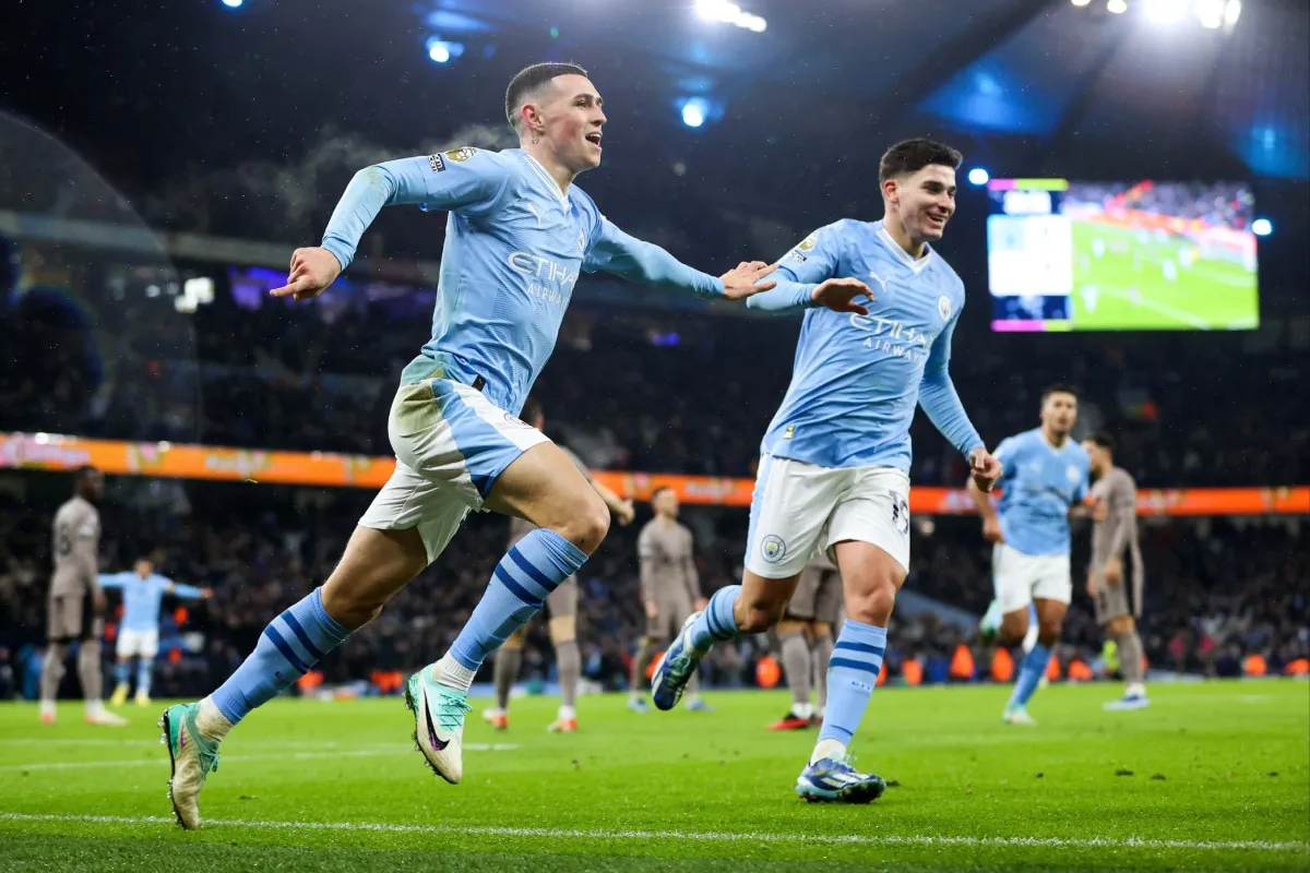 Julián Álvarez y Phil Foden festejando un gol de Manchester City