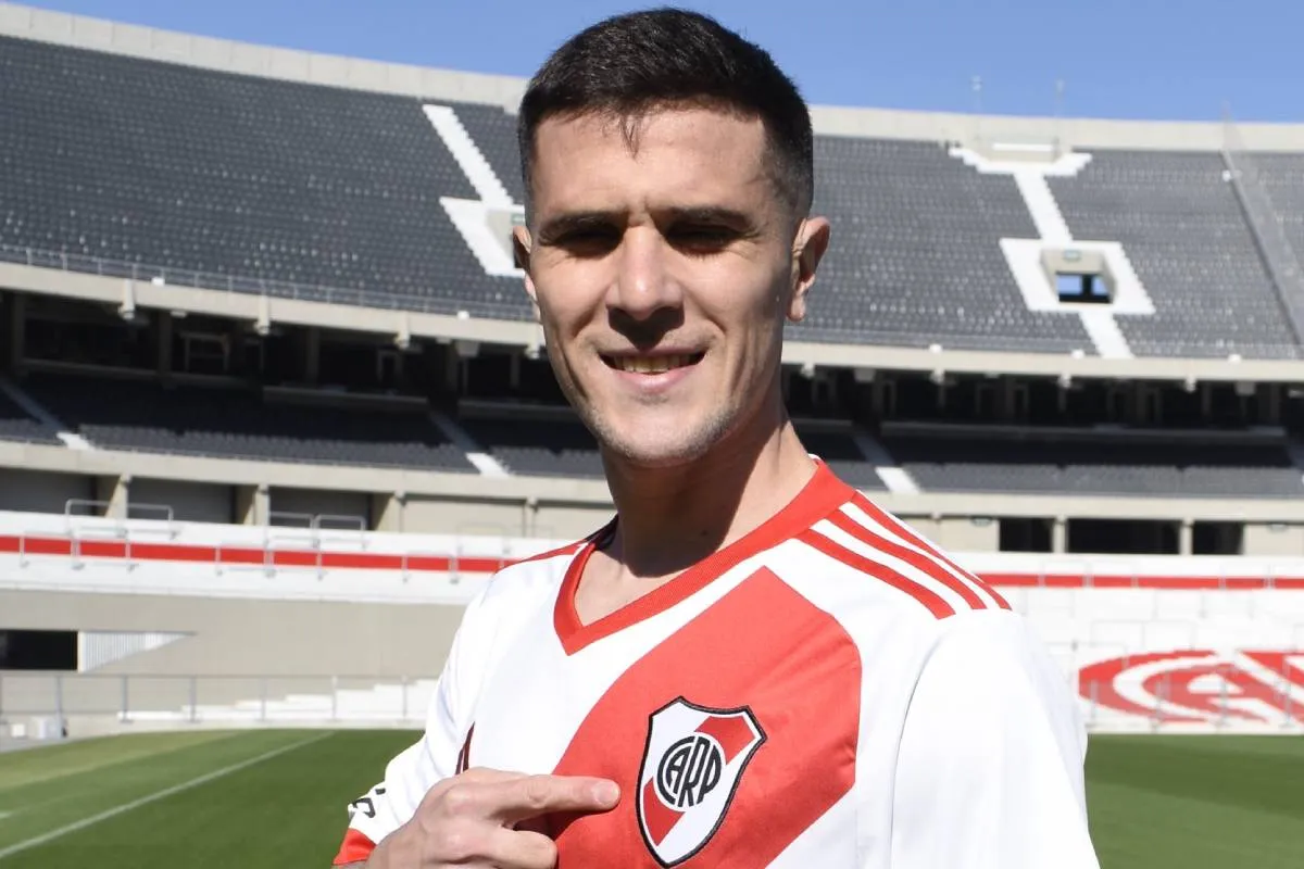 Fabricio Bustos con la camiseta de River Plate