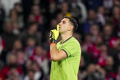 Dibu Martínez y otra tanda para el recuerdo: atajó dos penales, les bailó a los hinchas franceses e hizo pasar a Aston Villa
