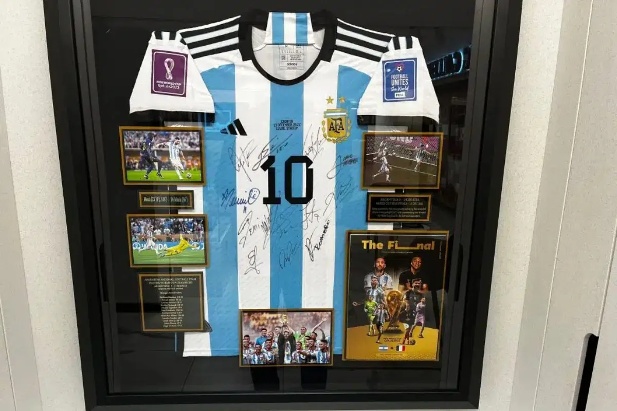 La camiseta de la Selección Argentina firmada que se vende en Londres