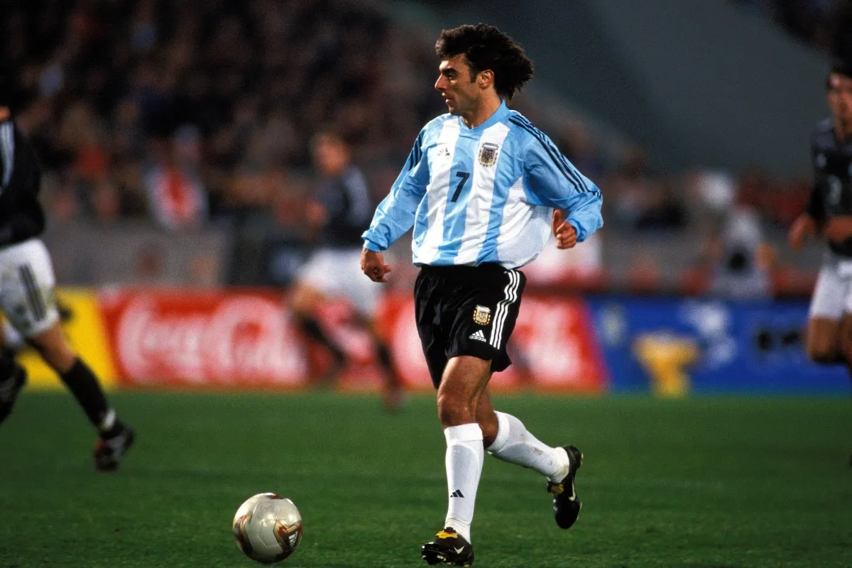Claudio Piojo López jugando un partido con la Selección Argentina