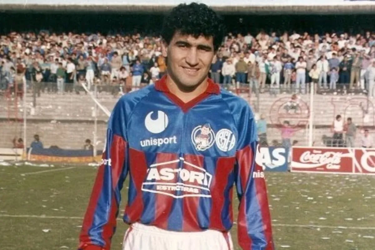 Alberto Acosta con la camiseta de San Lorenzo