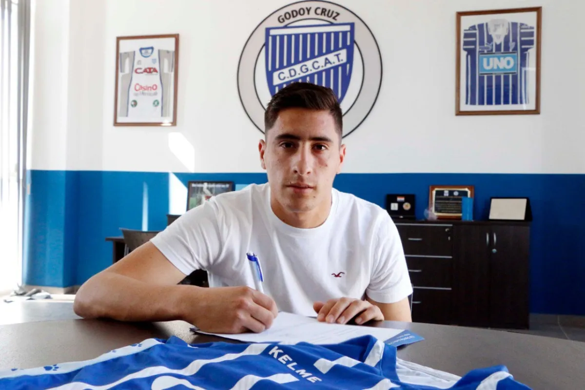 Miguel Merentiel firmando contrato con Godoy Cruz en 2019