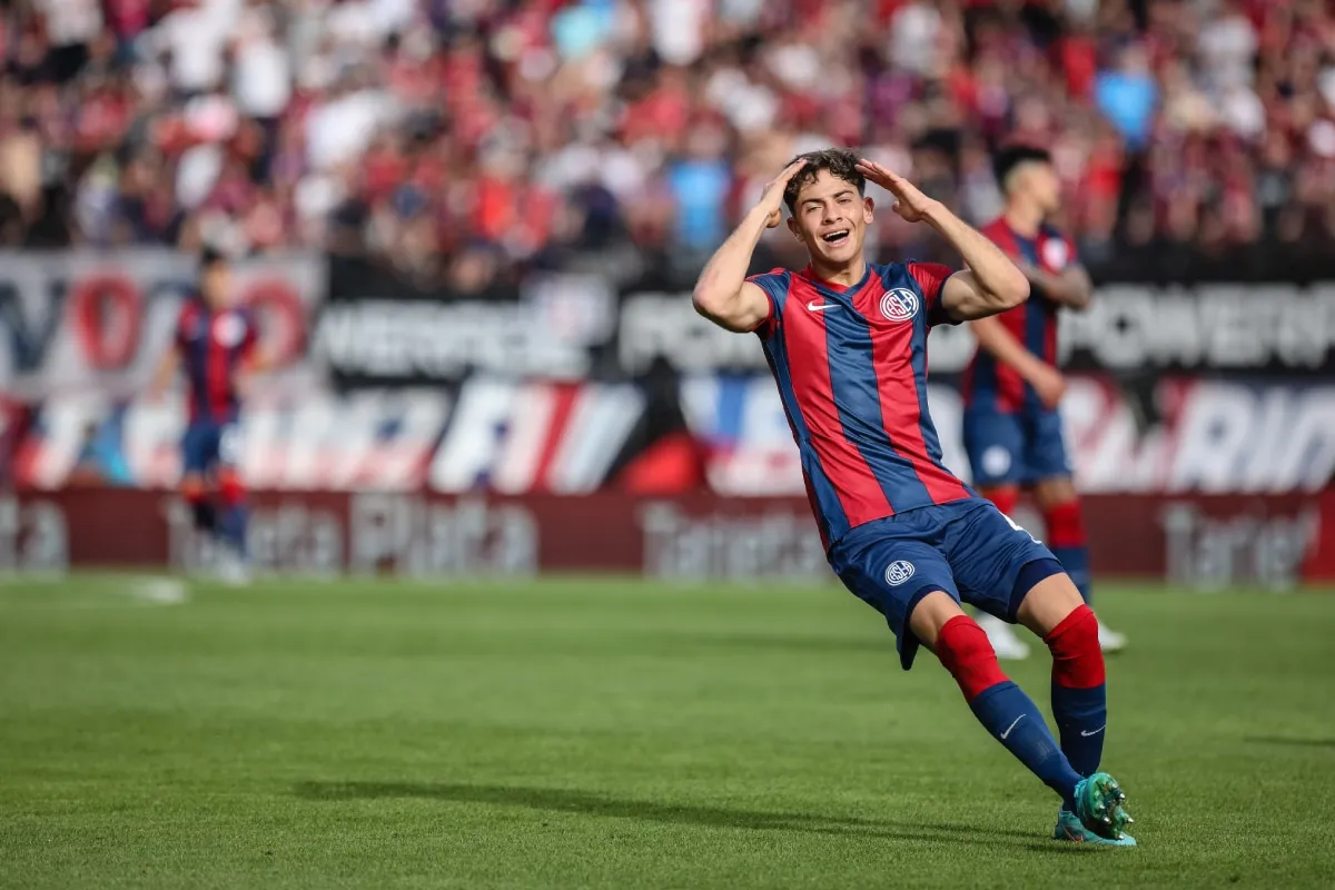 Agustín Giay con la camiseta de San Lorenzo de Almagro
