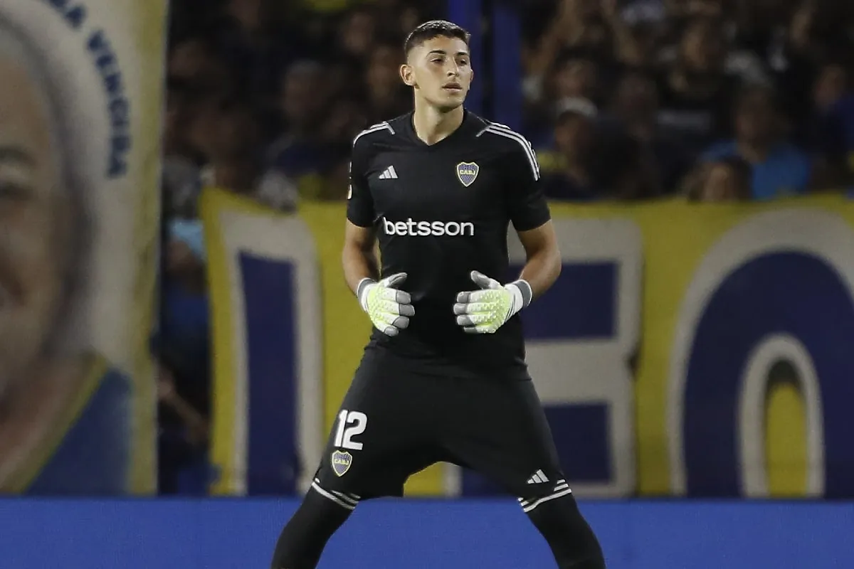 Leandro Brey atajando en la primera de Boca Juniors
