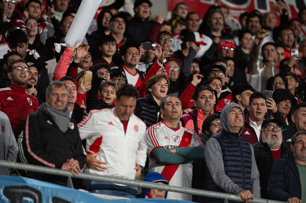 River Plate x Colo Colo BUENOS AIRES, AR – 24.09.2024: RIVER PLATE X COLO COLO – Players from Argentina& 39;s River Plat