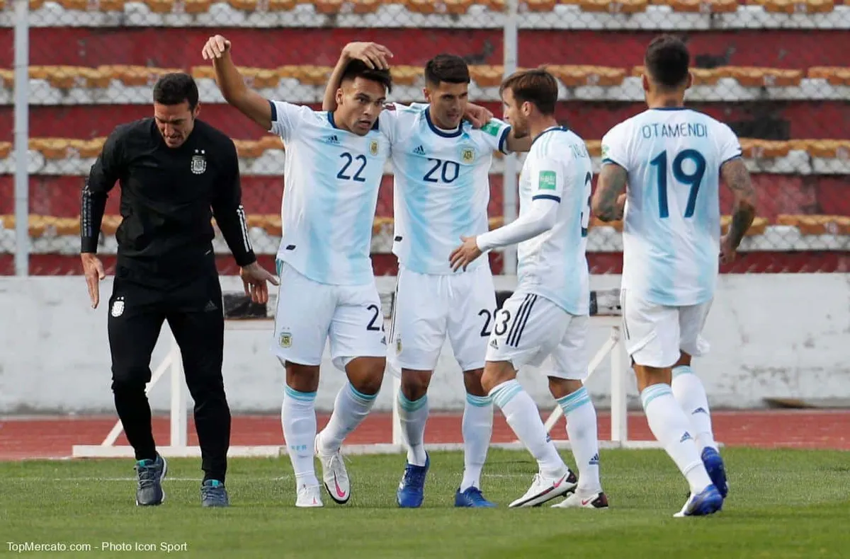 Lionel Scaloni ya abrazó a Lautaro Martínez y se separa del grupo