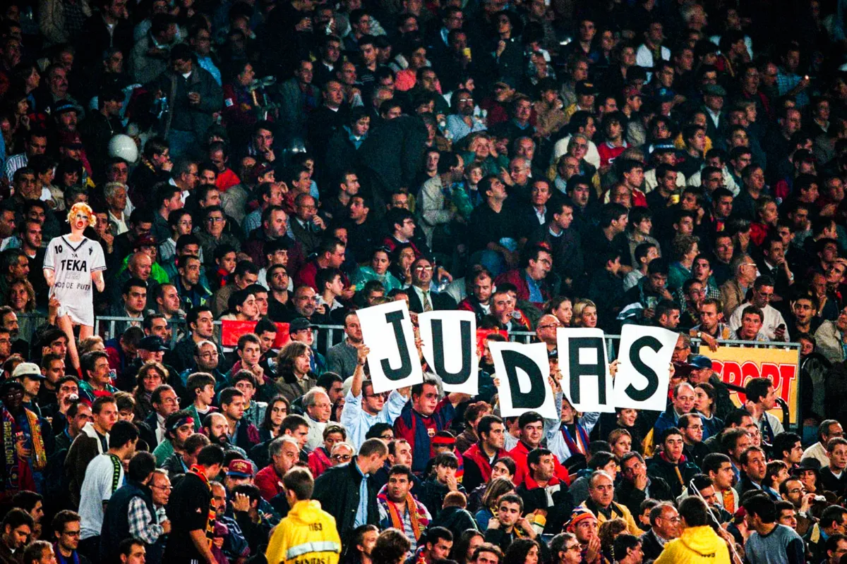 Así llamó la hinchada del Barcelona a Luis Figo en su retorno al Camp Nou: Judas