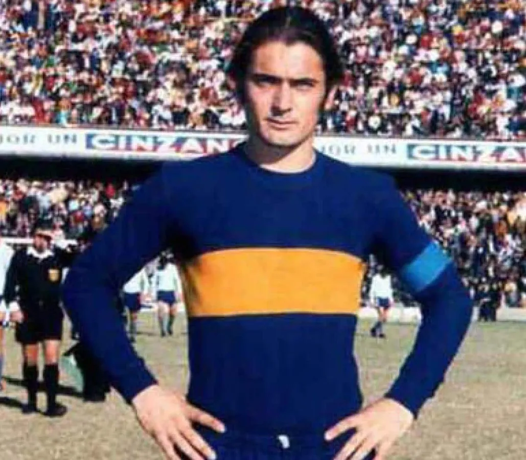 Rubén Suñé, con la camiseta de Boca y la cinta de capitán