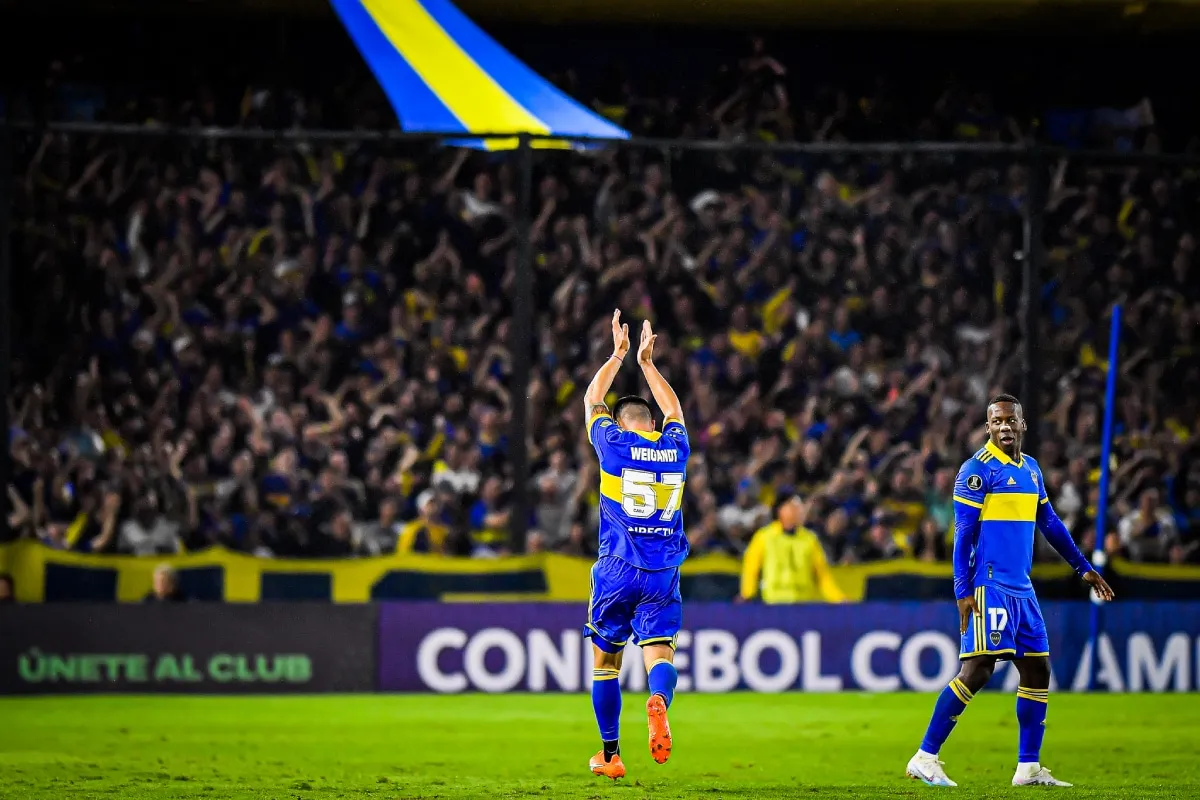 Marcelo Weigandt, aplaudido por la gente de Boca en La Bombonera