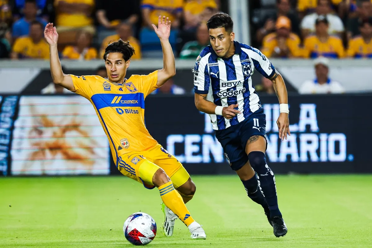 Maxi Meza, jugando un clásico regiomontano entre Rayados y Tigres