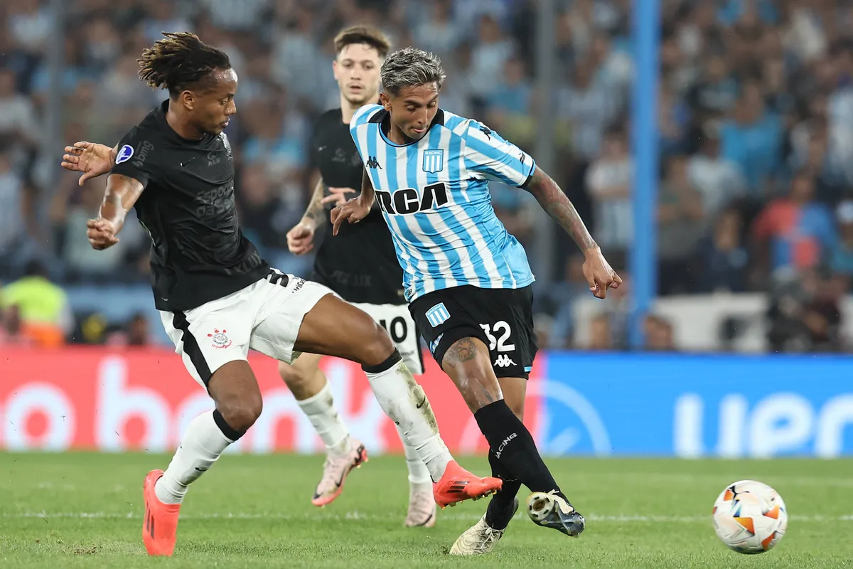 Argentina™s Racing Club midfielder Agustin Almendra (R) and Corinthian s Peruvian forward Andre Carrillo vie for the bal