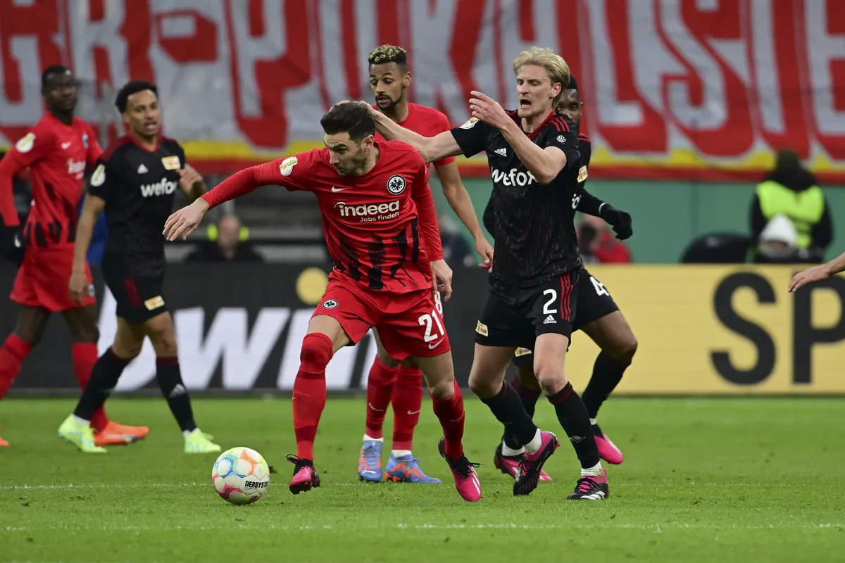 Lucas Alario 21 (Eintracht Frankfurt) im Zweikampf, Aktion, mit Morten Thorsby 2 (1. FC Union Berlin), Eintracht Frankfu