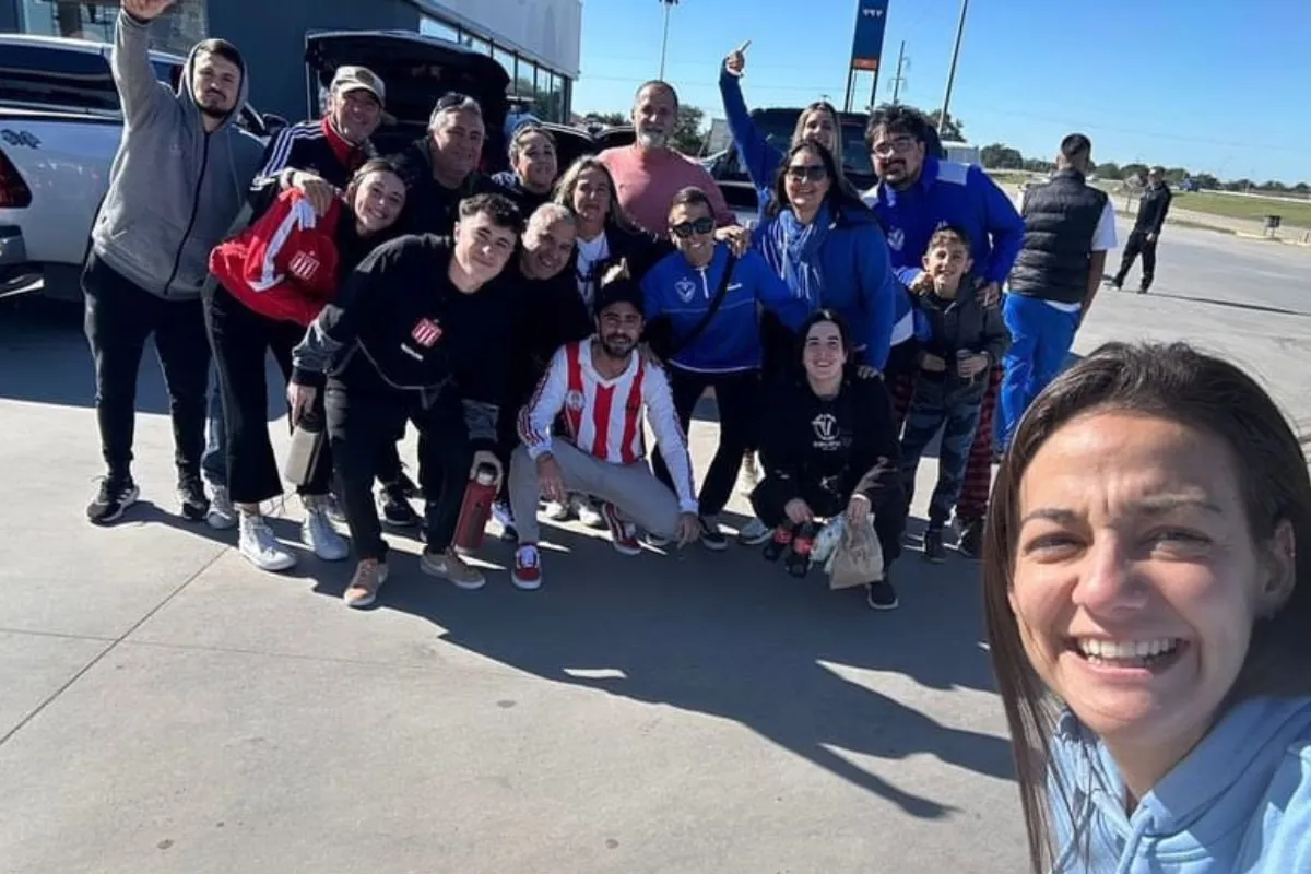Hinchas de Estudiantes y Vélez compartiendo ruta en paz hacia Santiago del Estero