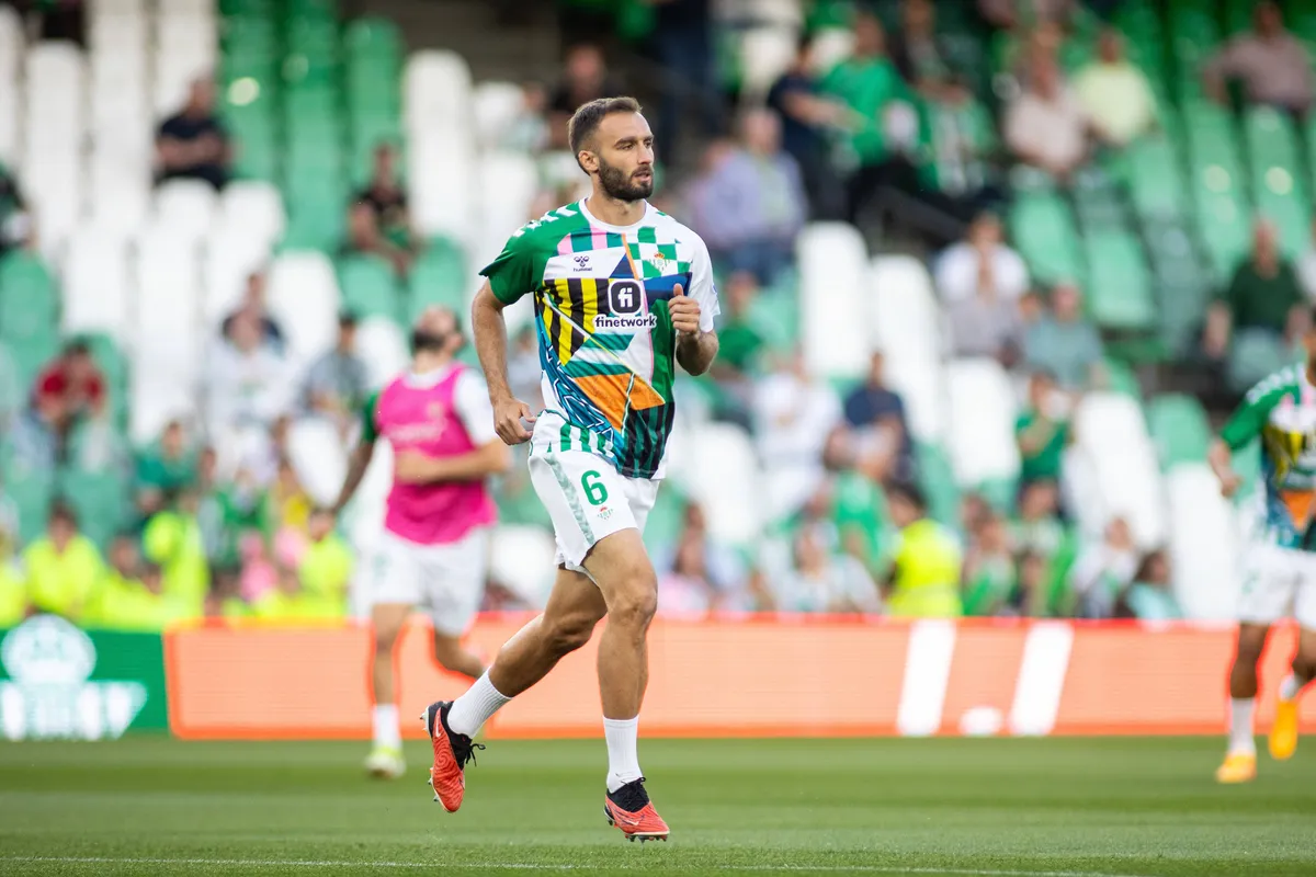 April 12, 2024, Sevilla, Sevilla, SPAIN: German Pezzella of Real Betis warms up during the Spanish league, La Liga EA Sp