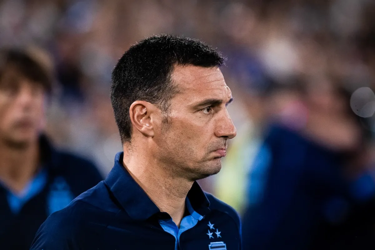Lionel Scaloni, presionado por César Luis Menotti