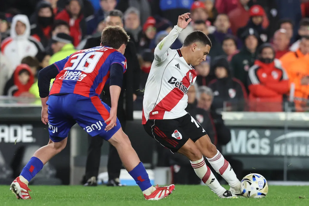 River Plates Colombian midfielder Juan Fernando Quintero (R) shoots the ball next San Lorenzo s midfielder Ignacio Perru