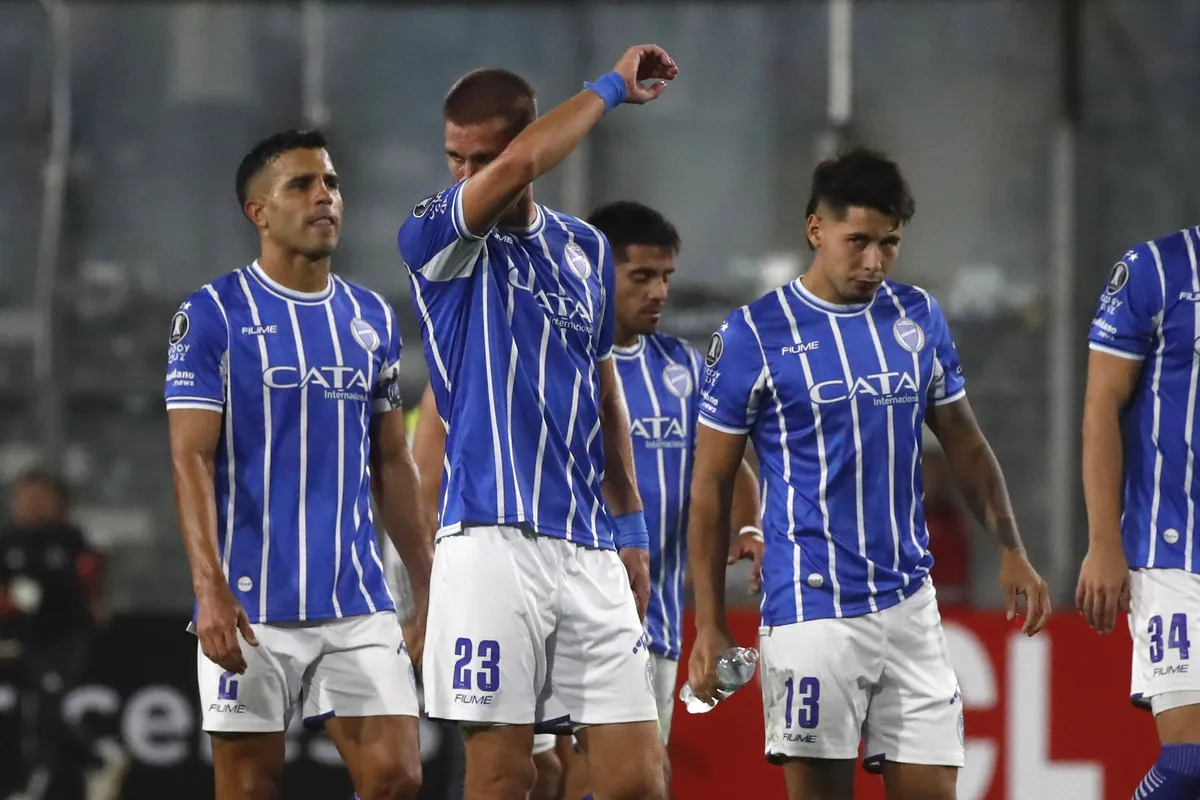 Futbol, Colo Colo vs Godoy Cruz. Segunda ronda, Copa Libertadores 2024. El equipo de Godoy Cruz lamenta la derrota contr