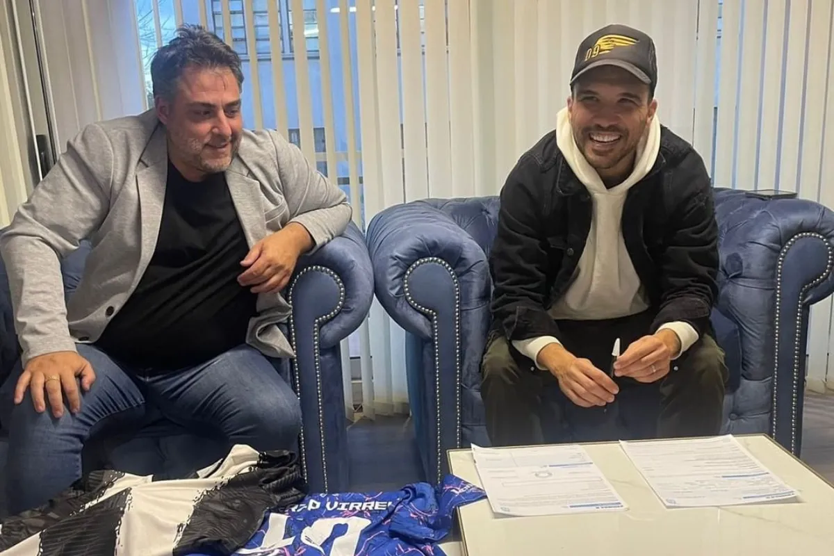 Nicolás Bertolo firmando su contrato con Fénix