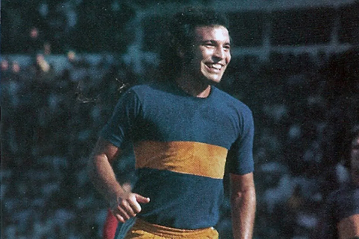 Osvaldo Potente vistiendo la camiseta de Boca Juniors
