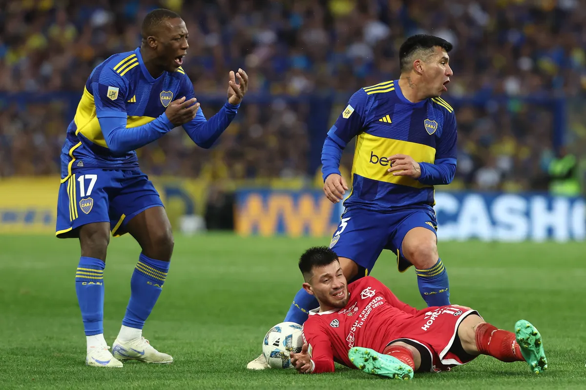 Boca Juniors Peruvian defender Luis Advincula (L) and Boca Juniors Chilean defender Gary Medel gesture during the Argent