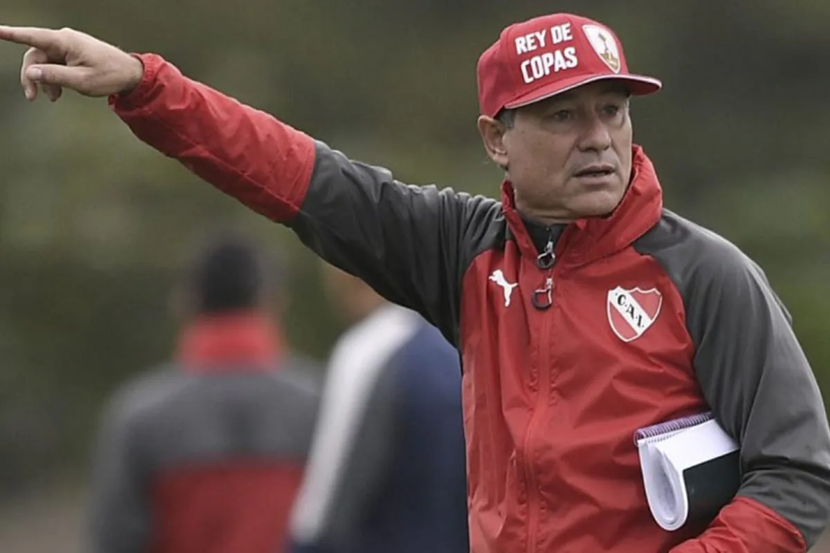 Ariel Holan con la indumentaria de Independiente