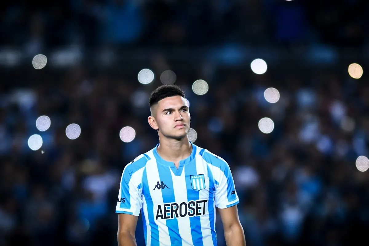Carlos Alcaraz vistiendo la camiseta de Racing