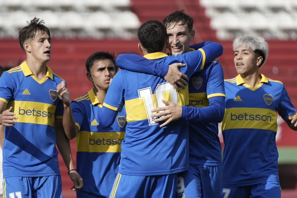 Tomás Bustos, abrazado por sus compañeros en la reserva de Boca