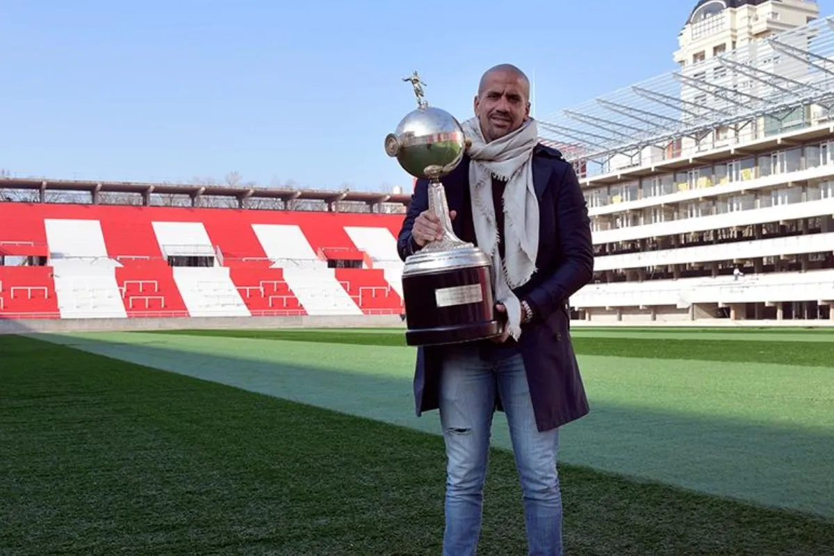 Juan Sebastián Verón presume el trofeo de la Copa Libertadores 2009