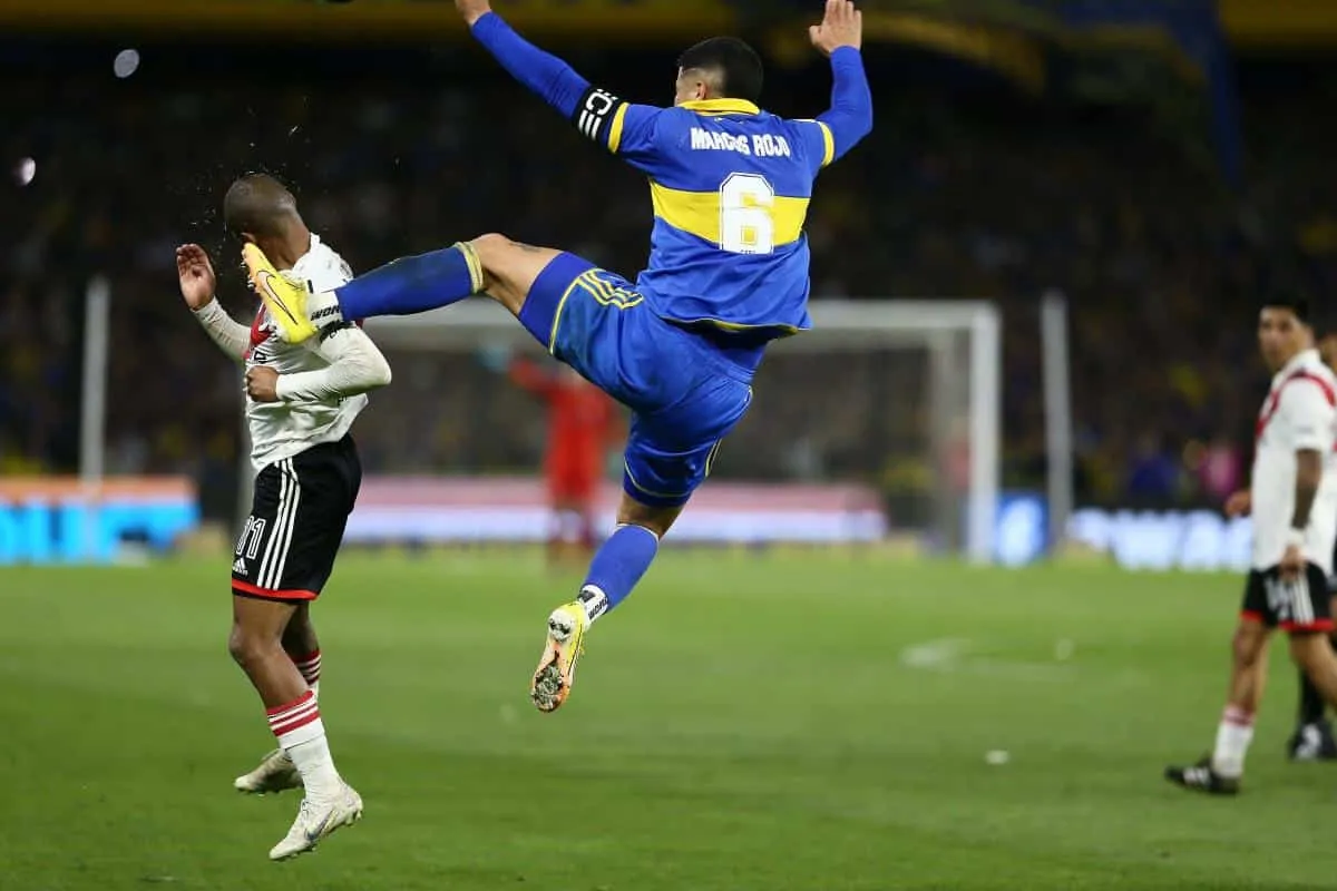 Marcos Rojo cometiéndole una dura falta a Nicolás de la Cruz en un Superclásico