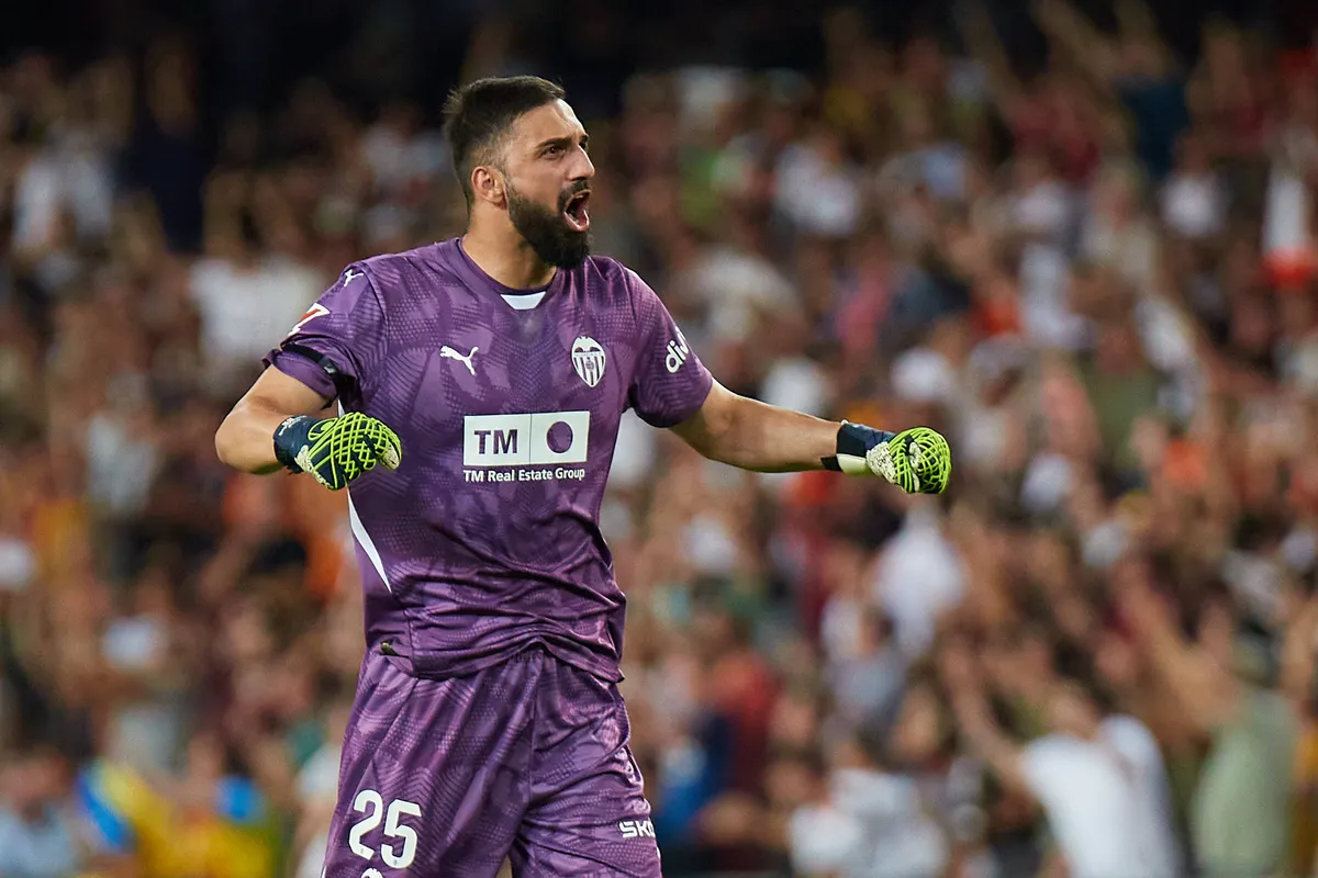 LaLiga EA Sports, Valencia CF v Villarreal CF VALENCIA, SPAIN – AUGUST 31: Giorgi Mamardashvili Goalkeeper of Valencia C