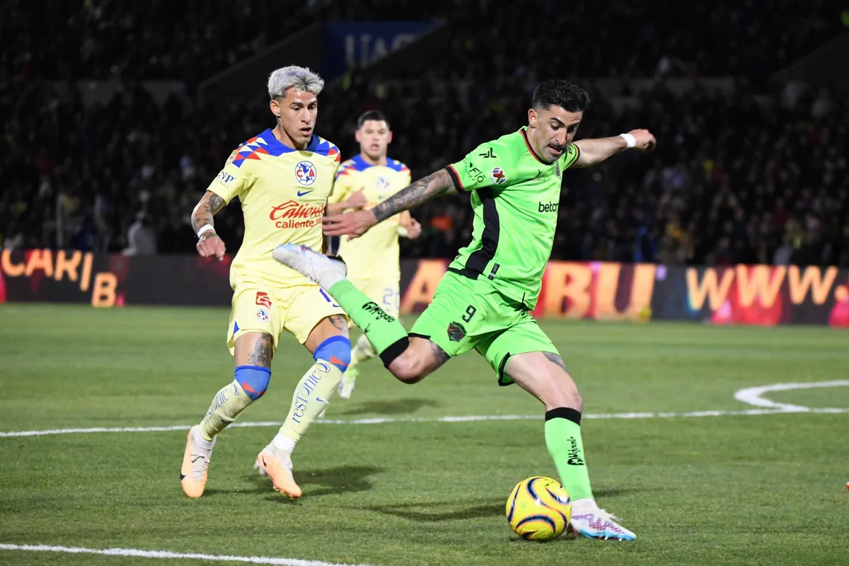 RECORD DATE NOT STATED Futbol Mexicano Clausura 2024 FC Juarez vs America Cristian Calderon (L) of America fights for th