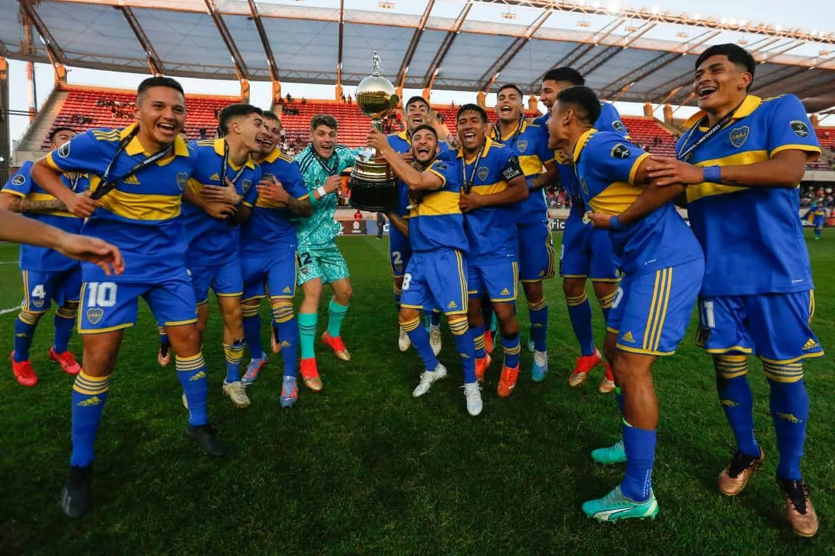 Elián Sosa, en el plantel de Boca que ganó la Libertadores Sub-20 2023