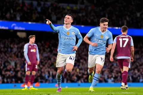 Phil Foden marcó un hat-trick para golear 4-1 a Aston Villa sin Dibu Martínez