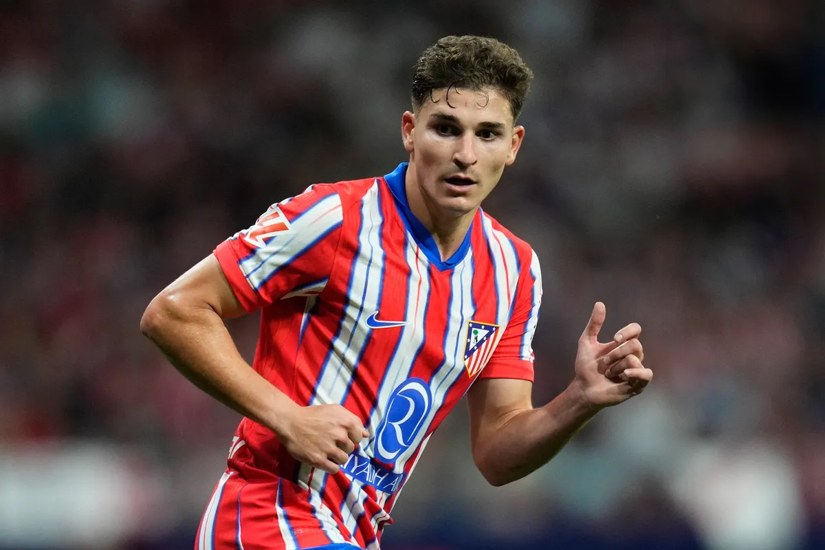 Julián Álvarez con la camiseta de Atlético de Madrid