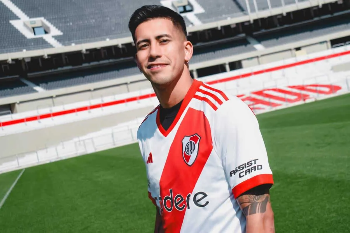 Maxi Meza con la camiseta de River Plate
