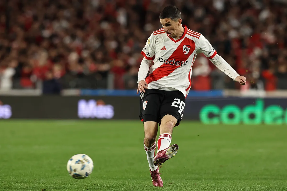 River Plate s midfielder Ignacio Fernandez shots the ball during the match between River Plate and Sarmiento at El Monum