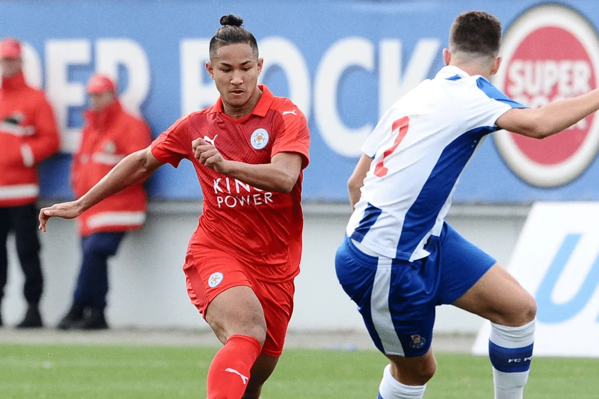 Faiq Bolkiah jugando en las formativas de Leicester City