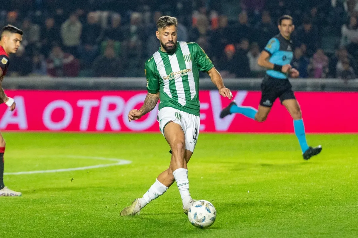 Milton Giménez jugando en Banfield