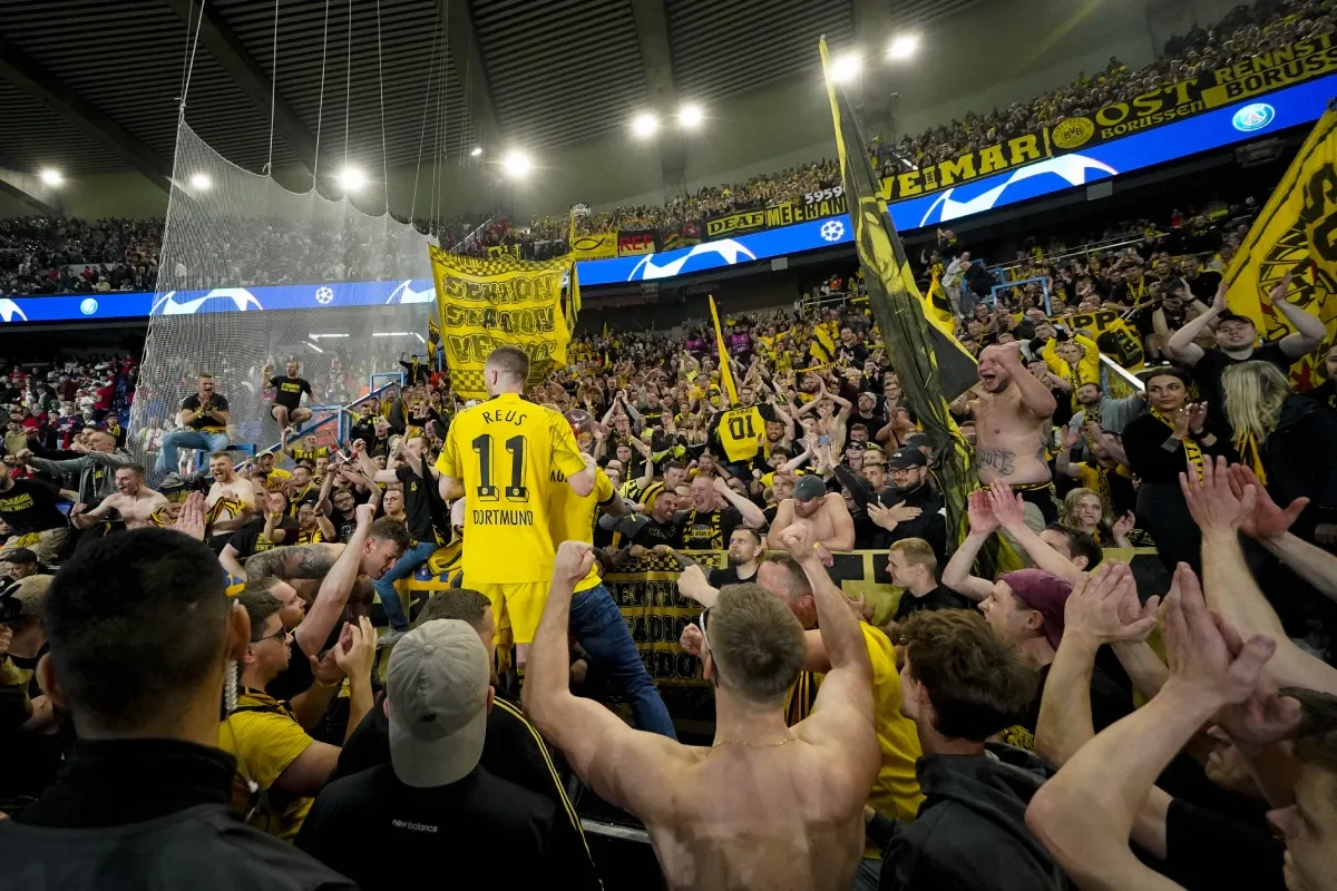 Marco Reus, festejando con los hinchas de Borussia Dortmund