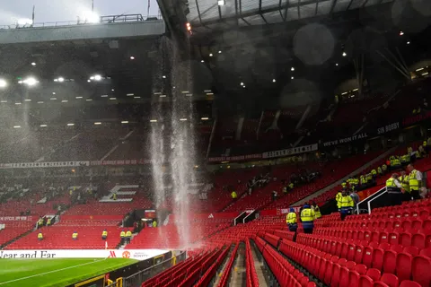 La impactante gotera que se vio en Old Trafford antes de Manchester United vs Arsenal: ¿cuándo lo refaccionaron por última vez?