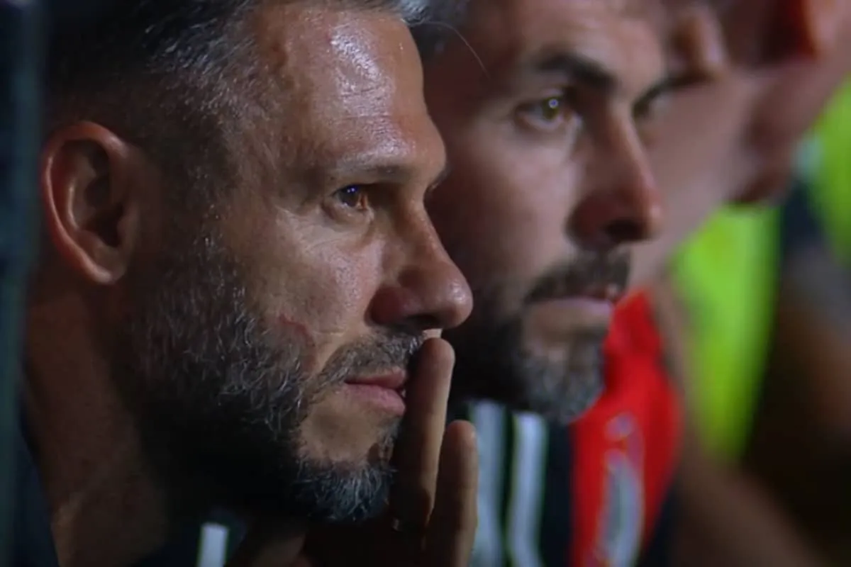 Martín Demichelis, con un pequeño golpe en su cara