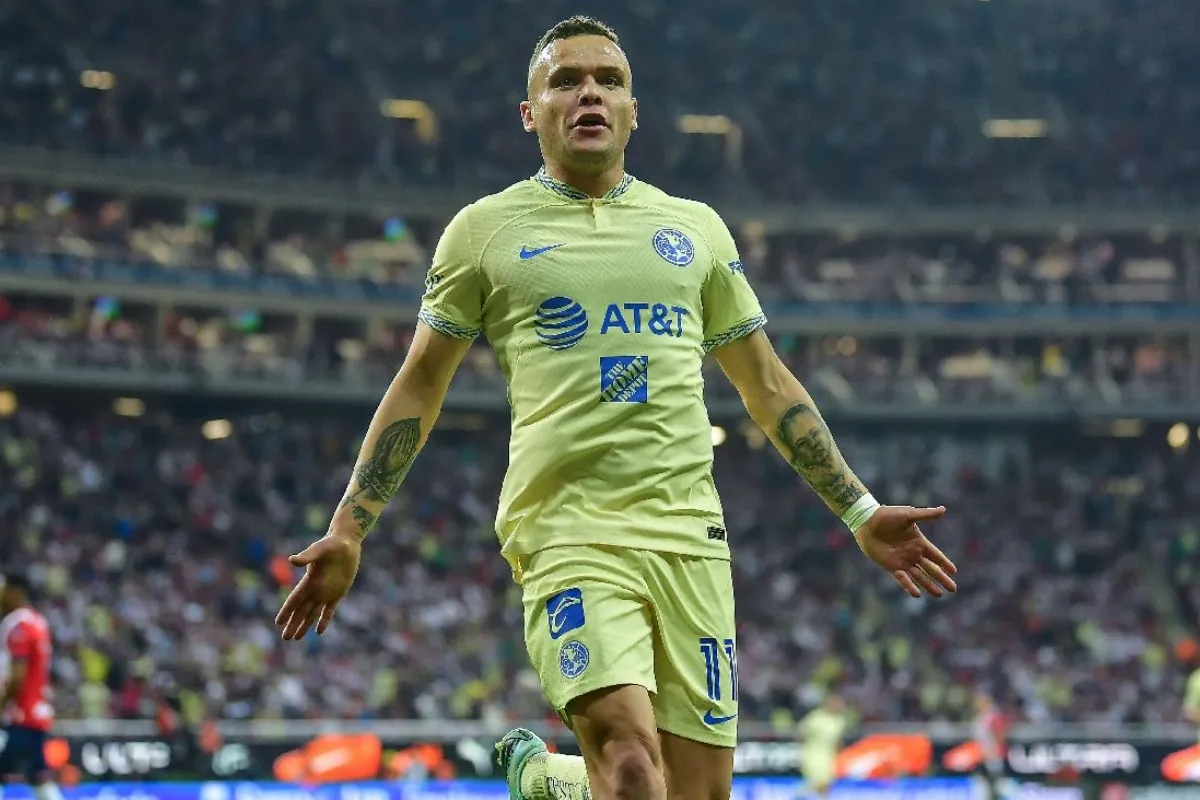 Jonathan Rodríguez con la camiseta de América