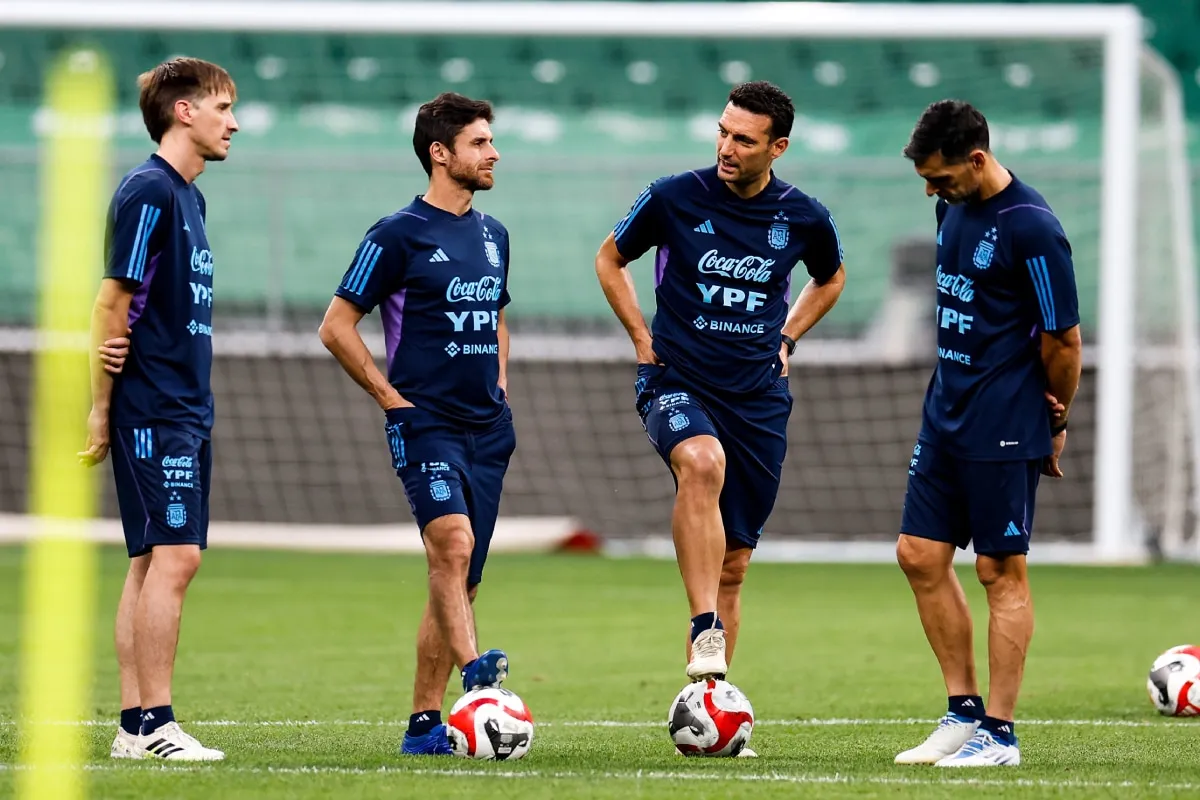 Pablo Aimar y el cuerpo técnico de la Selección Argentina