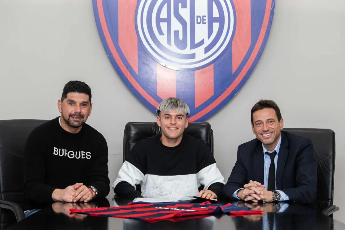 Matías Reali firmando contrato en San Lorenzo