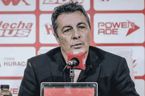 Mercado de pases Huracán: Frank Kudelka encendió las alarmas en el Globo tras la derrota contra Vélez