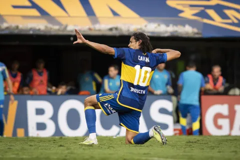 “Atrapó” la flecha de Cavani y se ganó una camiseta de Boca: La respuesta del “Matador”